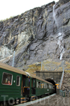 поезд останавливается у впечатляющего водопада Кьосфоссен