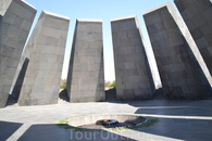 Цицернакаберд, памятник жертвам геноцида армян 
Как музей, так и мемориальный памятник и весь парк, был построен в память о полутора миллионов невинных ...