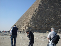 наши гиды на фоне пирамиды