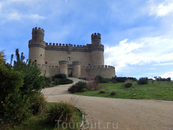 Красавец-замок возвышается над городом и является самым привлекательным объектом для туристов в этом городке. Этот замок называют замком Мендоза, развалины ...