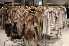 Конечно же многие из нас знают, что Греция славится не только красотой пейзажей и возможностями для хорошего отдыха, но и, конечно же, шубным шопингом ...