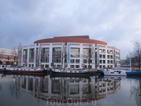 Stadhuis-Muziektheater - здание Городского совета и Музыкального театра.