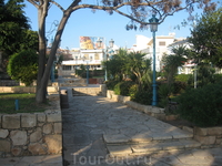 центр Айя-Напы...слева по ходу монастырь, а за монастырем всеми любимая улица дискотек )) центр Айя-Напы...слева по ходу монастырь, а за монастырем всеми любимая улица дискотек ))