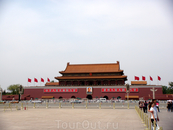 25 мая - мой первый день пребывания в Китае. Поездка началась с посещения Пекина. Первая остановка - площадь Тяньаньмэнь.