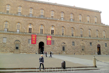 Дворец Питти, официальная резиденция Медичи во второй половине XVI века. Во дворце расположено сразу пять музеев.