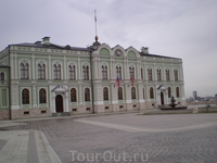 Кремль Президентский дворец.
Здание расположено в северо-восточной части кремля на месте дворцового комплекса казанских ханов. Построено в 1845—1848 гг ...