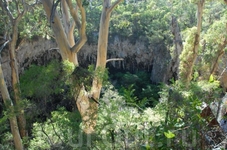 Спуск в пещеру Lake Cave.