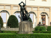 Вальдштейнский  сад считается первым парком в Праге, который создавался в 1623 – 1630 гг. специально для дворцового объекта. С тех пор Вальдштейнский сад ...