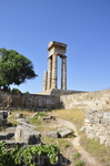 На вершине горы осталось несколько колонн храма Апполону