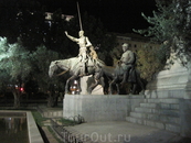 Фигуры  Дон-Кихота и Санчо-панцы у памятника Сервантесу