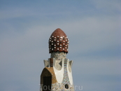 Другая башня - это "гриб" с перевернутыми кофейными чашками пряничного домика в парке Гуэль