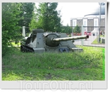 100 мм противотанковая самоходная установка СУ-100 (СССР) в окопе.