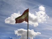 В 2001 году на площади Колумба установили самый большой в мире флаг Испании (14х21 метр) на флагштоке высотой 50 метров. Дорогое удовольствие стоило 378 ...