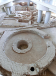 Музей поистине уникальный, он построен на месте археологических раскопок. Когда началось строительство музея, на месте будущего фундаменты были найдены остатки древнего Византийского города. Поэтому н