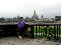 На фоне "Старого" Дрездена