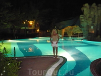 Ночью у бассейна в отеле