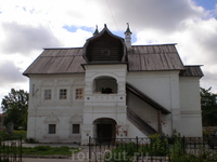 Старинный дом-терем возле церкви Успения Божией Матери