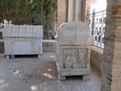 Старинные саркофаги-использовались несколько раз