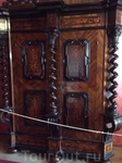 Шкаф очень старинный, в Карлштейне мы такие тоже видали - с витыми колоннами, размером с маленькую комнатку. Все же одежда раньше была очень громоздкая ...