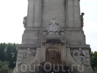Обратная сторона памятника Сервантесу. Скульптура королевы