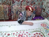 Узбекская дама вышивает в одной из сувенирных лавок Самарканда по специальной технологии под дамским именем  "сюзанэ".