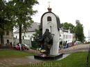 А второй памятник - Макарию Калязинскому. Памятник сооружен на деньги горожан в память о разрушенном монастыре