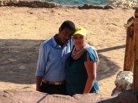 На пляже другого отеля...с охранником, очень любят фотографироваться