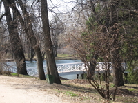 Вид на пруд и мостик от входа в усадьбу.