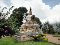 На территории монастыря несколько храмов, большое молитвенное колесо с мантрой «Ом Мани Падме Хум», тибетская буддистская ступа-чортен. Особенно прекрасна ...