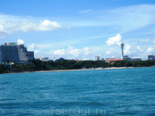 По дороге на Ко Лан. Слева виден отель Royal Cliff, а справа башня отеля Pattaya Park. Наш отель Island View как раз где-то посередине, за деревьями.