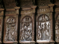 Спинки кресел украшают темы из жития Христа и святых. Каждое кресло украшает свой оригинальный рельеф.