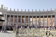 Площадь Святого Петра работы архитктора Бернини. 284 колонны из травертина установлены с такой точностью, что четыре ряда колонн из определённой точки ...