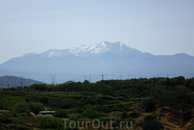 Снежные горные хребты Крита. К июню должны уже расстаять
