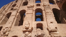 величественный Колизей (238 г. н.э), рассчитанный на 35 тысяч зрителей