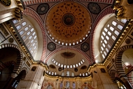 Мечеть Сулеймана внутри. Внутреннее убранство нам понравилось больше, чем в Голубой мечети. А из-за удалённости от туристического центра в этой мечети ...