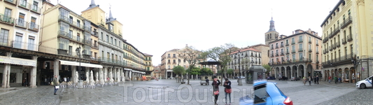 Главный собор города, как положено, находится на главной площади города, которая, как положено, называется Plaza Mayor. Такая вот она в панораме. На этой ...