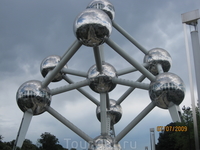 Атомиум — одна из главных достопримечательностей и символ Брюсселя. Атомиум был спроектирован к открытию всемирной выставки 1958 архитектором Андре Ватеркейном как символ атомного века и мирного испол