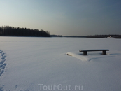 Лавочка на заснеженном пирсе на берегу Боровского озера у д.Гавриловская.