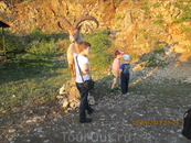 Местный мальчик собирает по 50 рублей с туристов за фото у горного козла.