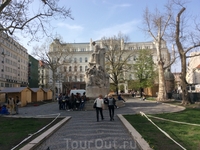 Это памятник венгерскому поэту  девятнадцатого века Михаю Вёрёшмарти. Площадь названа его именем. Именно на этой площади ежедневно начинаются бесплатные ...