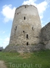 Одна из башен изборской крепости. успела сфотографировать до того, как крепость оделать в леса для проведения реставрации. И в каком она сейчас состоянии ...