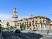 Прогуливаясь по улицам Валенсии и любуясь красивыми старыми зданиями, в которых сейчас разместились банки и прочие вполне современные городские службы ...