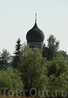 В Новгородской области можно видеть много старых церквей, купола которых выглядывают из зарослей кустарника или виднеются среди молодых лесов.