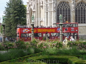 Брюссель.  Верхний  город.   Парк  перед  церковью  Богоматери  Саблон ( Нотр дам  дю  Саблон ). На  фоне  красного  автобуса  хорошо  видны   3 скульптуры ...