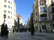 Plaza de Zorrilla и Plaza Mayor соединятются главной торговой улицей города - Calle Santiago.