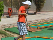 Никита пробует свои силы в мини-гольф.