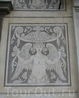 Пиза.Фрагмент здания Кавальери,где  серый  мрамор  сочетается с бело-серым  граффито, которым, как ковром ,украшен фасад  здания.