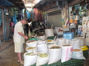 Прогулка по рынку Старого города Акко.Красочный рынок со многими лавками, продающими рыбу, овощи и сладкое восточное печенье, и магазинами, продающими ...