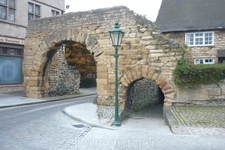 Сохранившаяся римская арка, которой судя по представленной информации более 1700  лет.  И хотя строение, точнее сказать обычные каменные ворота,  не отличается ...