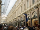 Брюссель.  Галерея внутри - слева  и  справа  бутики, известные  на  весь мир  бренды.Здание  построено  в 17 веке.